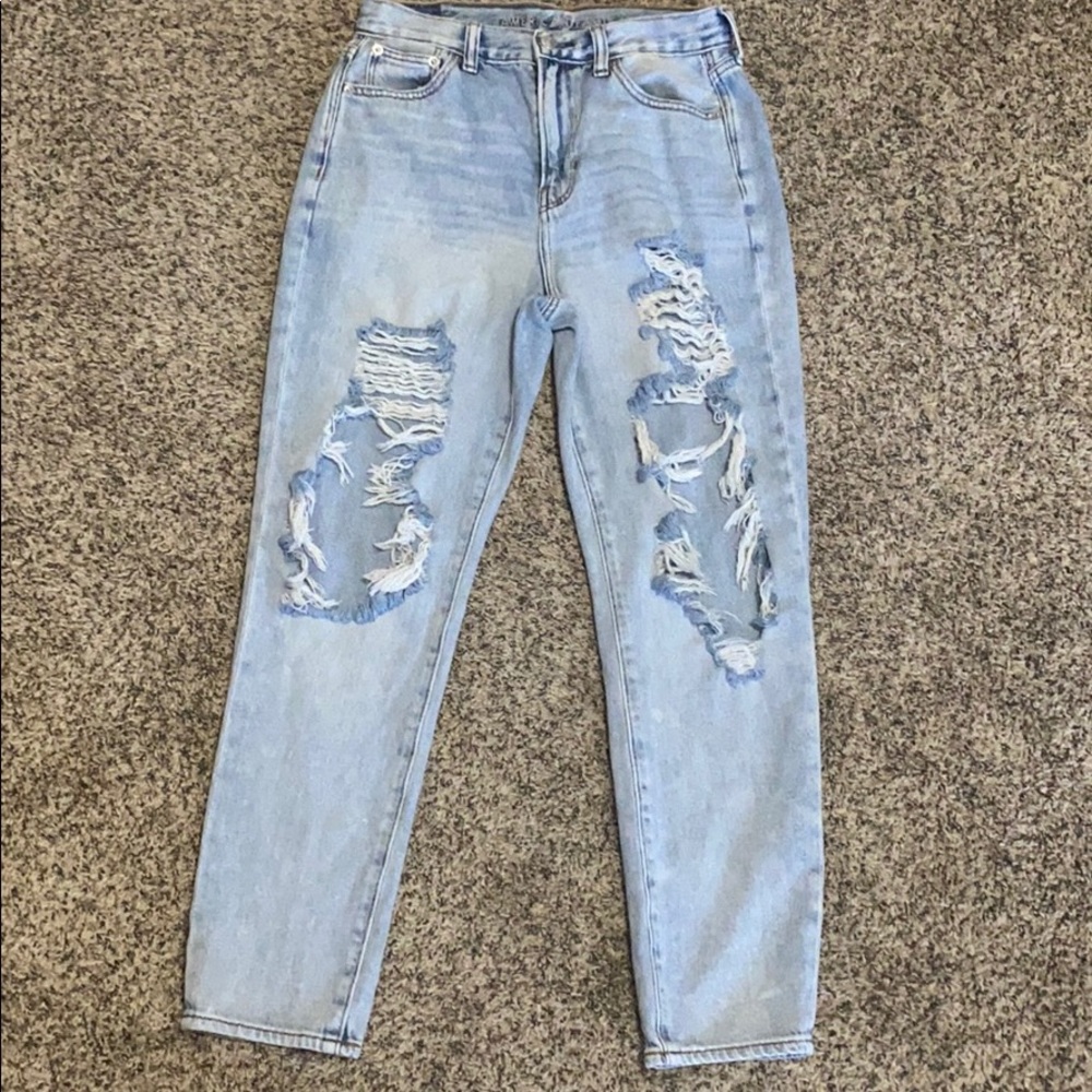 AMERICAN EAGLE || Distressed Mom Jeans